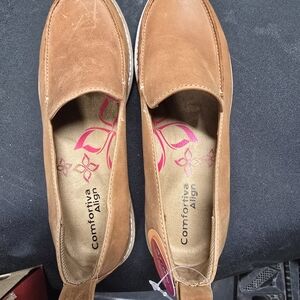 Size 7! NWTS, Lindee,Comfortiva Women's Tan Slip-Ons. Align Footbed